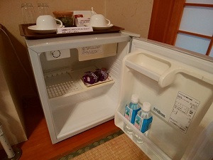 冷蔵庫にはミネラルウォーターと桔梗信玄プリン(無料！)