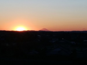 部屋からの眺め「夕陽と富士山」