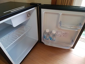 空の冷蔵庫