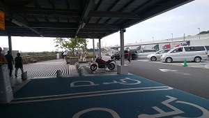 厚木PA内回り 二輪車駐車スペース