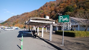 鮎沢PA上り 二輪車駐車スペース