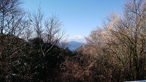 アネスト岩田スカイラウンジ駐車場からの富士山
