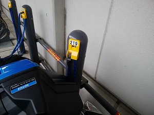 IKOZAバイク駐輪場 フックをかけます