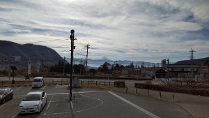 下(駐車場)からの富士山は電線が