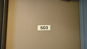 部屋は西館503号室