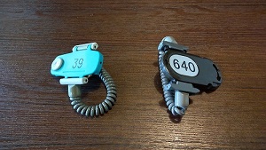 ロッカーの鍵(左)と館内精算バンド(右)