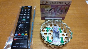 TVリモコンとお茶菓子