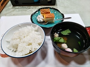 ご飯・お吸い物・デザートの写真です