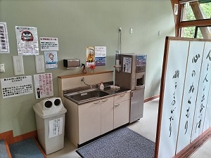 休憩スペース内 冷水機ほかの写真です