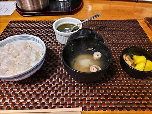 ご飯とデザートの写真です