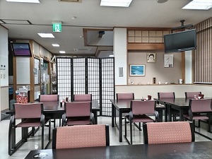 割烹旅館 西山 食事場所(夜の様子)の写真です