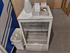 あおい温泉 草薙の湯 岩盤浴エリア冷蔵庫の写真です