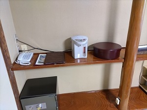 松仙閣 客室 金庫・お茶のセット・他の写真です
