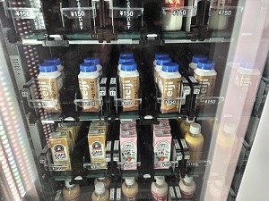 松仙閣 牛乳類の自動販売機の写真です