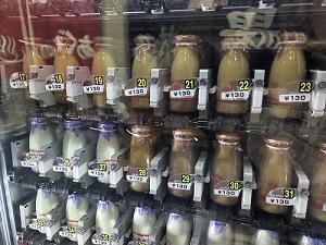 あぐりの湯こもろ 牛乳類の自動販売機の写真です